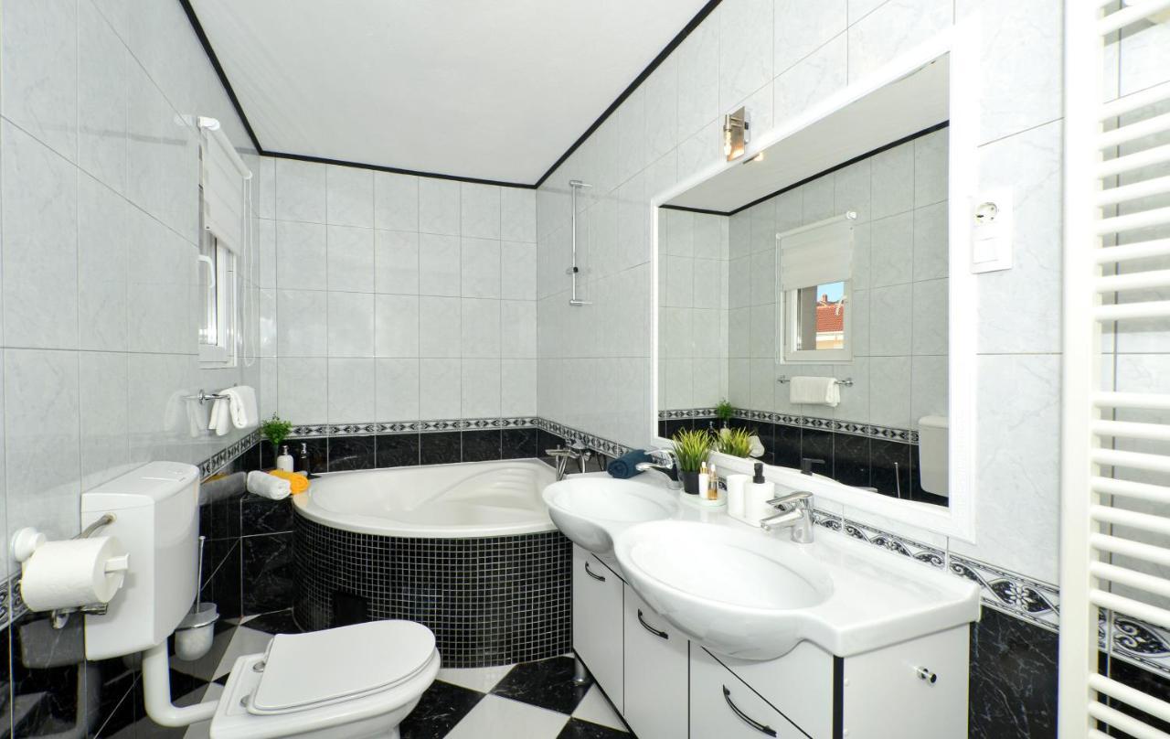 Copacabana Beach Apartments โตรกีร์ ภายนอก รูปภาพ