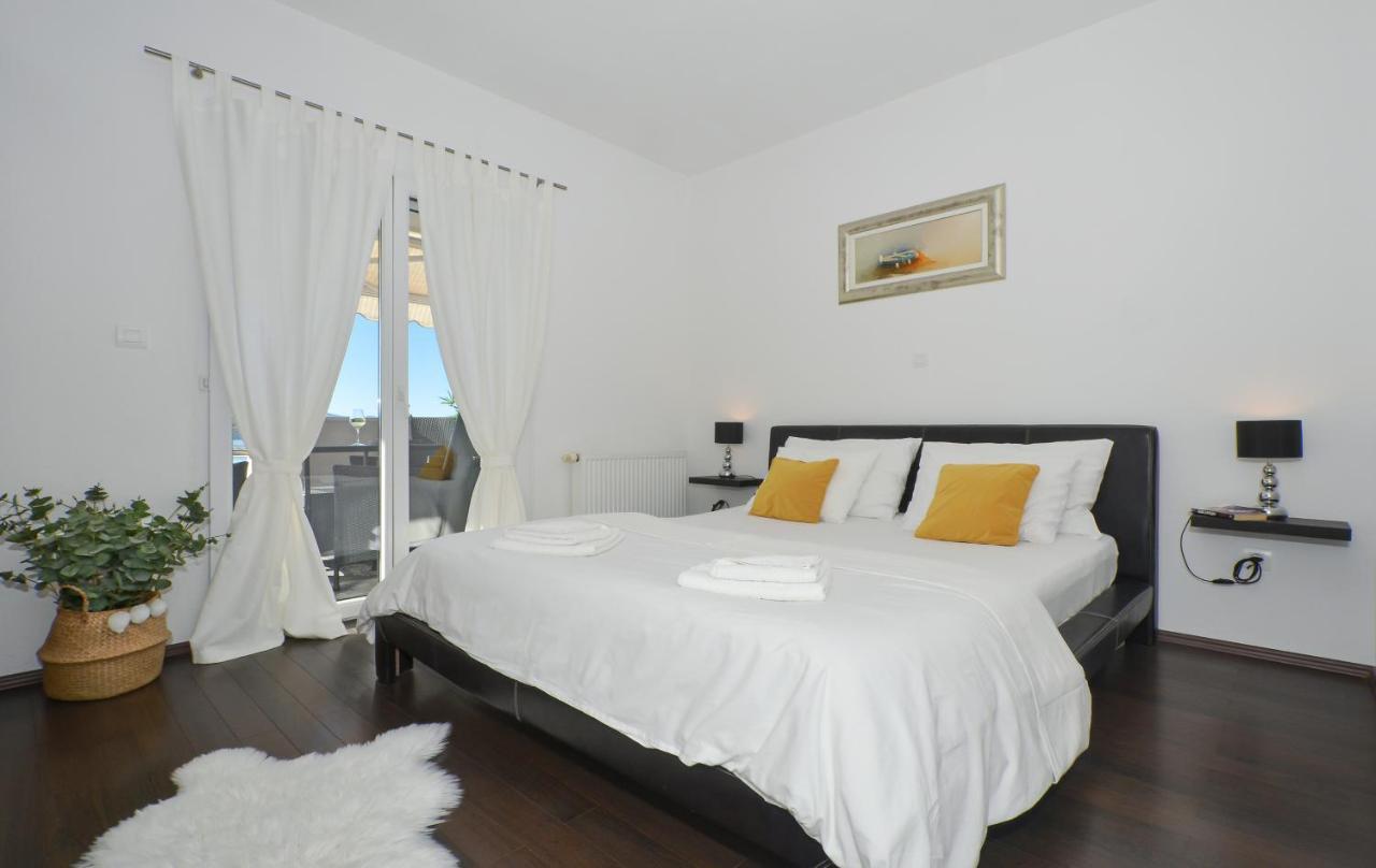 Copacabana Beach Apartments โตรกีร์ ภายนอก รูปภาพ